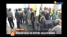 Mahasiswa menuntut anggota DPRD untuk melindungi dan memberdayakan petani dengan baik.