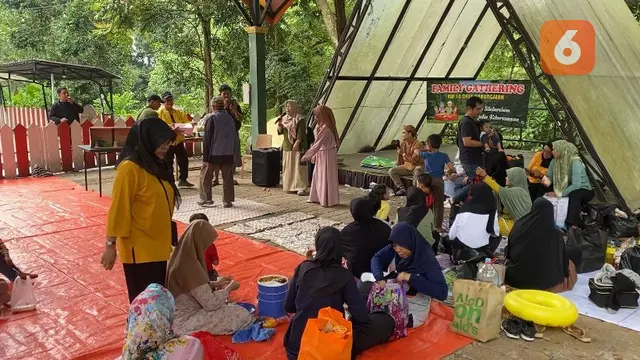Wisatawan menggelar papajar di Aku Cantik Villa Sukabumi (Liputan6.com/Fira Syahrin).