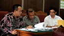 Kuasa hukum Sutan Bhatoegana memeriksa berkas permohonan saat  praperadilan Sutan Bhatoegana di Pengadilan Negeri Jakarta Selatan (PN Jaksel), Jakarta, Senin (6/4/2015). (Liputan6.com/Yoppy Renato)