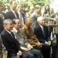 Ginandjar Kartasasmita bersama dengan Mantan PM Jepang Yasuo Fukuda seusai melakukan penanaman pohon (Liputan6.com/Citra Dewi)