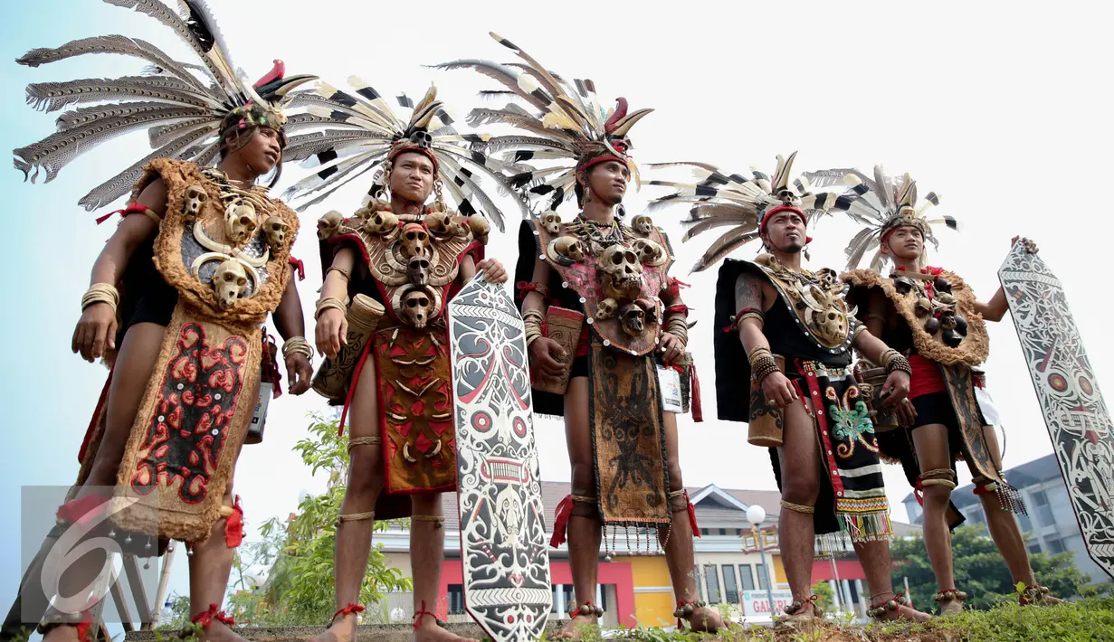 Puluhan warga suku dayak landak mengikuti festival karnaval khatulistiwa di Pontianak, Kalimantan Barat, Sabtu (22/8/2015). Kegiatan ini dalam rangka memperingati Hari Ulang Tahun (HUT) ke-70 Kemerdekaan Republik Indonesia. (Liputan6.com/Faizal Fanani)