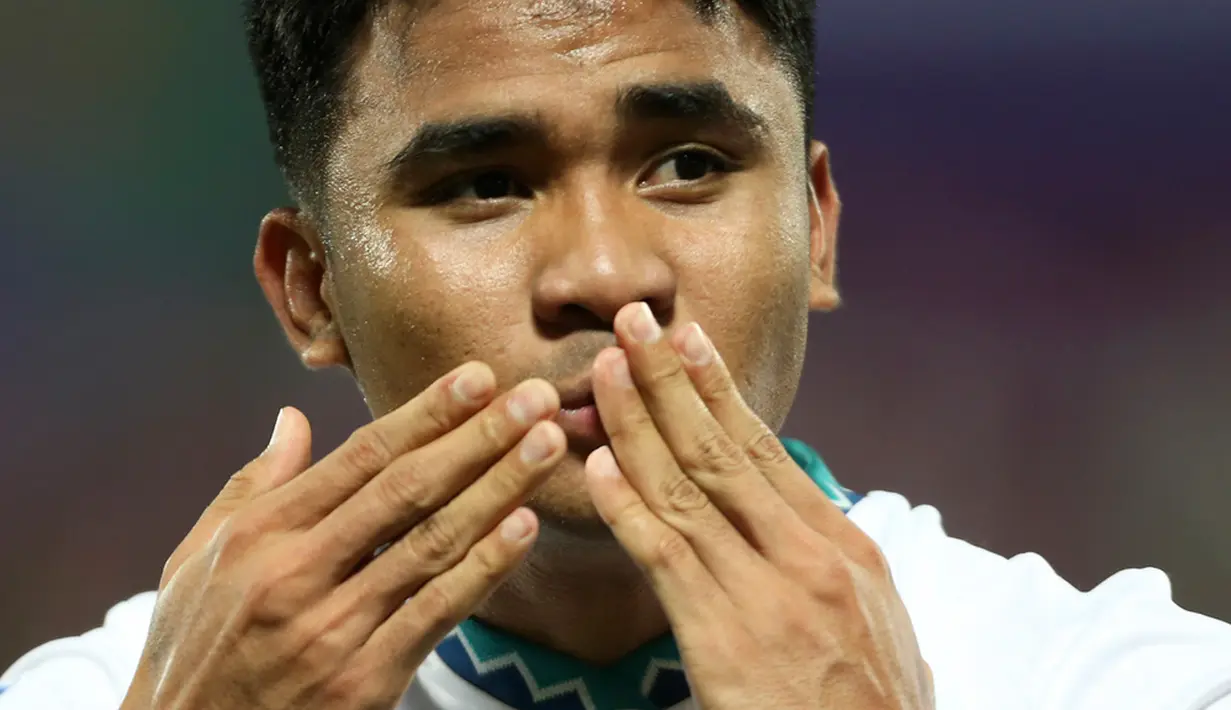 Timnas Indonesia mendapatkan penalti usai Rafael Struick ditarik bajunya oleh bek Vietnam di menit ke-40. Menit ke-42, Asnawi mampu mengubah skor jadi 1-0 usai eksekusi penalti sukses. (AP Photo/Hussein Sayed)