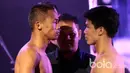 Daud Yordan (kiri) dan Campee Phayom usai melakukan timbang badang pada ajang "Battle of Champions, Road To Glory" di Shanghai Dolly, Singapura, Jumat (24/3/2017).  Daud Yordan dan Campee Phayom akan bermain delapan ronde. (Bola.com/Nicklas Hanoatubun)