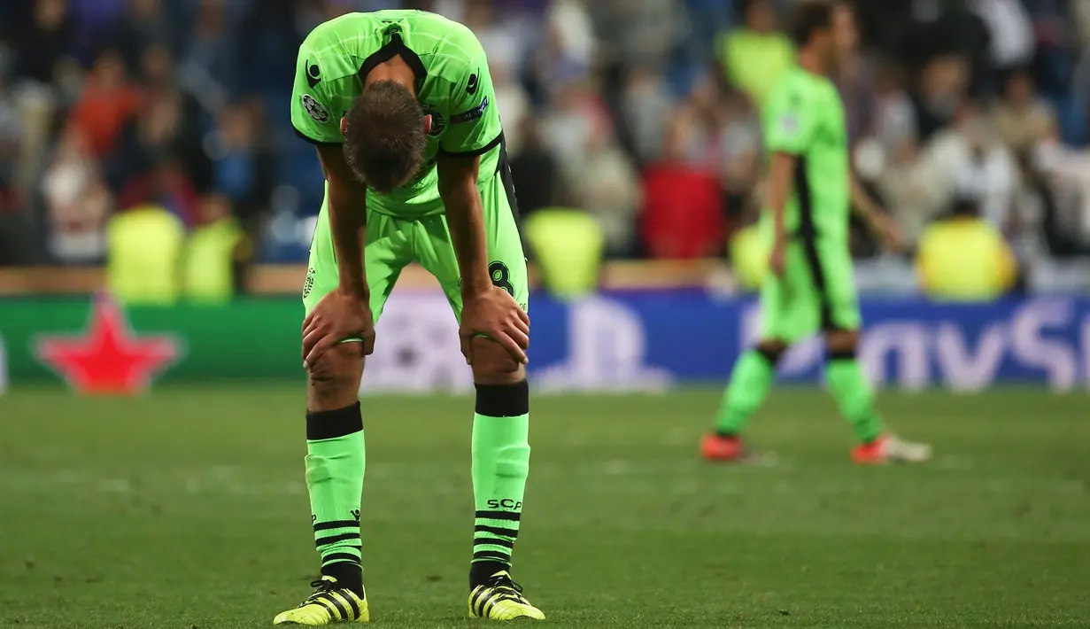 Penyerang Sporting Lisbon, Bas Dost tertunduk lesu usai bertanding melawan Real Madrid di Liga Champions grup F di Stadion Santiago Bernabeu, Madrid, Spanyol (15/9). Madrid menang atas Sporting dengan skor 2-1. (REUTERS/Susana Vera)