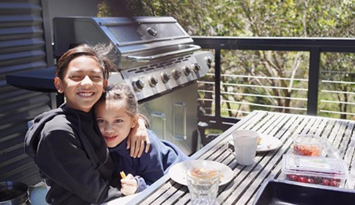 FOTO: Kebersamaan Jason-Sarah, Si Ganteng dan Cantik Anak Nana Mirdad