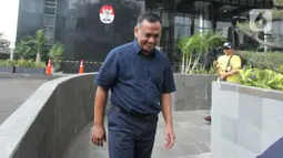Direktur Operasional PT Pupuk Indonesia Logistik (PILOG), Budiarto meninggalkan gedung KPK seusai pemeriksaan di Jakarta, Selasa (26/11/2019). Budiarto diperiksa dalam kasus dugaan suap jasa angkut bidang pelayaran antara PILOG dengan PT Humpuss Transportasi Kimia (HTK). (merdeka.com/Dwi Narwoko)