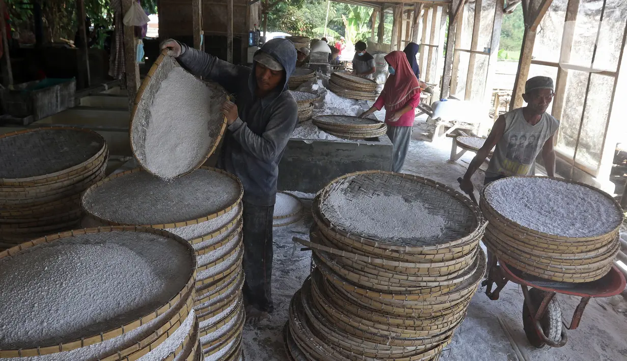Pekerja menata tepung tapioka pada wadah-wadah di industri rumahan kawasan Legok Nyenang, Kadumanggu, Kabupaten Bogor, Jawa Barat, Minggu (1/8/2021). Pekerja mampu menghasilkan 3 sampai 4 ton tepung tapioka dalam sehari. (Liputan6.com/Herman Zakharia)