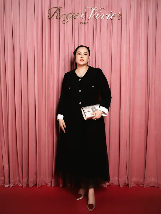 Chelsea Islan tampil anggun dengan busana yang lebih tertutup. Padukan blazer tweed dengan rok maxi hitam [dok. Roger Vivier]