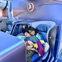 Saat berada di pesawat menuju Turkiye, Fuji dan Gala kompak tampil dengan sweater warna-warni yang nyaman. [@fuji_an]