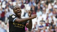 Gelandang Manchester City, Raheem Sterling, merayakan gol yang dicetaknya ke gawang West Ham pada laga Premier League di Stadion London, London, Sabtu (10/8). West Ham kalah 0-5 dari City. (AFP/Ian Kington)