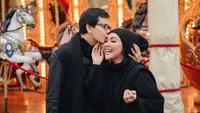 Armand Maulana dan Dewi Gita terlihat sering menghabiskan waktu bersama untuk berlibur keluar negeri. Salah satunya saat mereka berada di Venezia. Armand Maulana terlihat mencium kening Dewi Gita. (Liputan6.com/IG/@dewigita01)