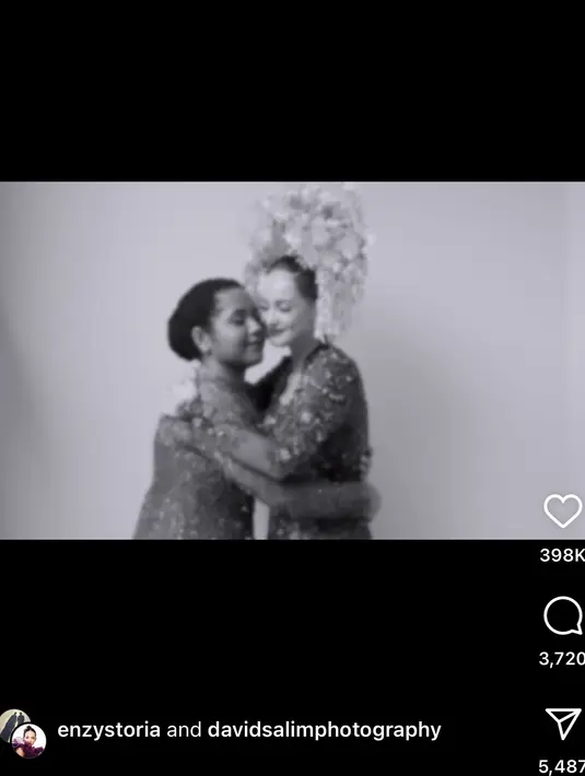 Potret hangat dua bersaudara ini terekam manis dalam video pernikahan Enzy dan Molen. [Foto: Instagram @enzystoria]