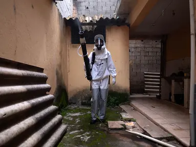 Seorang petugas kesehatan melakukan pengasapan terhadap nyamuk Aedes Aegypti, vektor virus dengue, Zika, dan Chikungunya di Contagem, wilayah metropolitan Belo Horizonte, negara bagian Minas Gerais, Brasil, pada tanggal 2 Februari 2024. (DOUGLAS MAGNO/AFP)