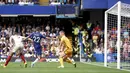 Gelandang Chelsea, Christian Pulisic, berusaha membobol gawang Sheffield United pada laga Premier League di Stadion Stamford Bridge, London, Sabtu (31/8). Kedua klub bermain imbang 2-2. (AP/John Walton)
