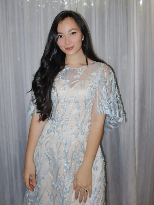 Asmirandah mempoles wajahnya dengan blush on yang melihatkan tulang pipinya, dan lipstik pink membuat wajahnya fresh. Dengan rambut panjang hitam dibiarkan terurai.  Credit: Instagram (@asmirandah89)