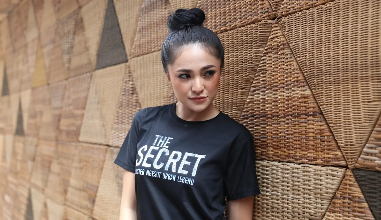 Tulisan panjang dengan menggunakan bahasa Inggris di tulis dalam di instagram dalam foto mendekap putri dari pernikahannya dengan Ben Kasyafani.  (Nurwahyunan/Bintang.com)