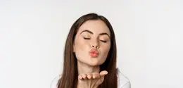 Gunakan lip balm dengan SPF 30 atau lebih, yang mengandung titanium oxide atau zinc oxide sebagai bahan pelindung fisik. (foto/dok: freepik/benzoix)