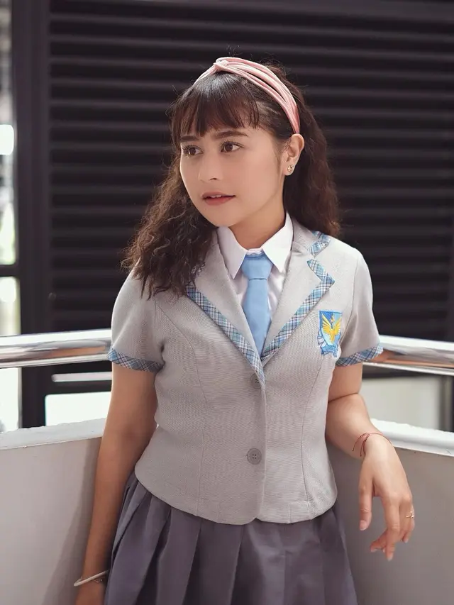 6 Potret Prilly Latuconsina dengan Gaya Rambut Keriting, Curi Perhatian