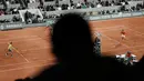 Petenis Spanyol, Rafael Nadal (kiri) saat bertanding melawan Novak Djokovic dari Serbia dalam pertandingan perempat final turnamen French Open 2022 di stadion Roland Garros di Paris, Rabu (1/6/2022). Nadal berhasil melaju ke semifinal usai mengalahkan Djokovic dengan skor 6-2, 4-6, 6-2, 7-6(4). (AP Photo/Thibault Camus)