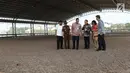 Gubernur DKI Jakarta, Anies Baswedan (ketiga kiri) menyimak keterangan saat meninjau Jakarta International Equestrian Park Pulomas, Kamis (2/8). JIEPP akan menjadi venue tiga cabang equestrian Asian Games 2018. (Liputan6.com/Helmi Fithriansyah)