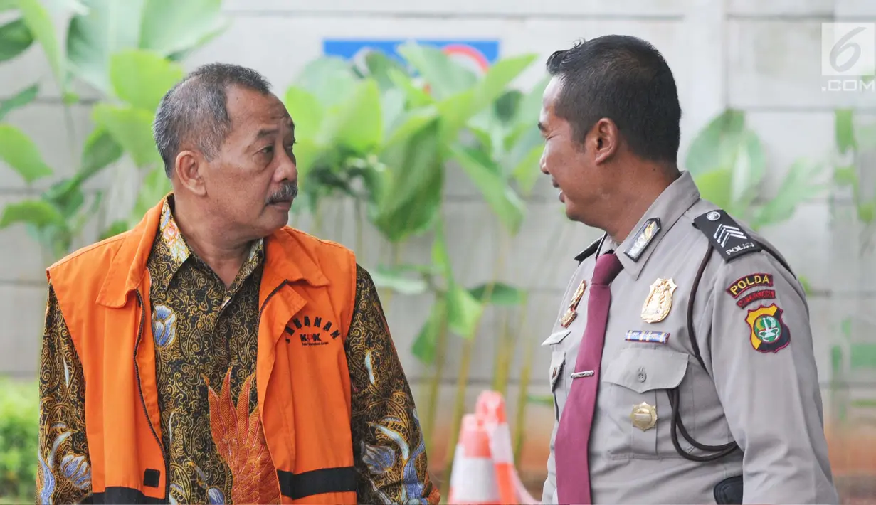 Mantan Ketua Pengadilan Tinggi Manado, Sudiwardono mendatangi Gedung KPK, Jakarta, Rabu (31/1). Sudiwardono diperiksa terkait dengan kasus dugaan suap penanganan perkara yang melibatkan politikus Partai Golkar, Aditya Moha. (Liputan6.com/Herman Zakaharia)