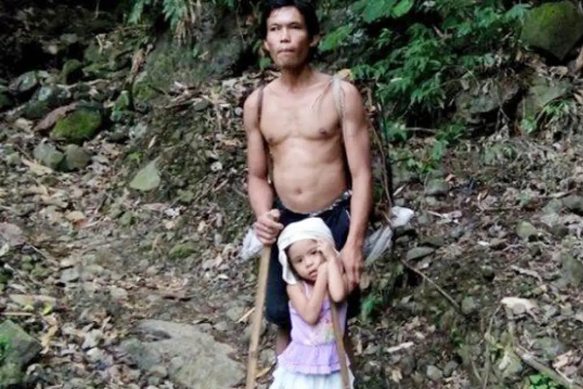 Kisah Haru Bocah 5 Tahun Temani Ayah Buta Bekerja Setiap Hari