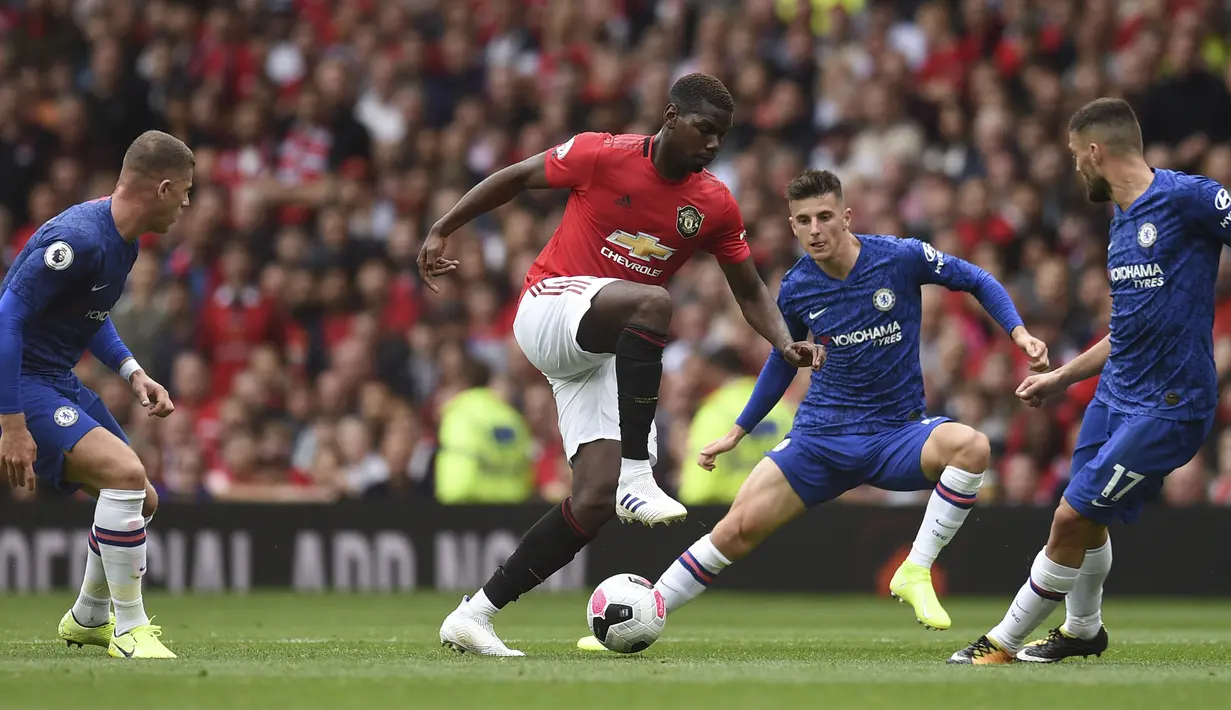 Gelandang Manchester United, Paul Pogba (tengah) menggiring bola dari kawalan pemain Chelsea pada pertandingan Liga Inggris di Old Trafford (11/8/2019). MU menang telak 4-0 atas Chelsea. (AFP Photo/Oli Scarff)