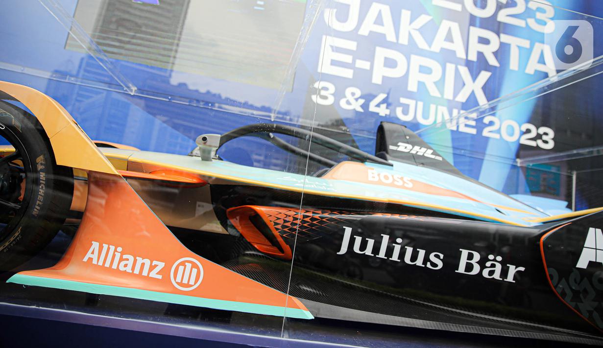 Pejalan kaki bisa melihat langsung replika mobil balap tersebut dari dekat. (Liputan6.com/Faizal Fanani)