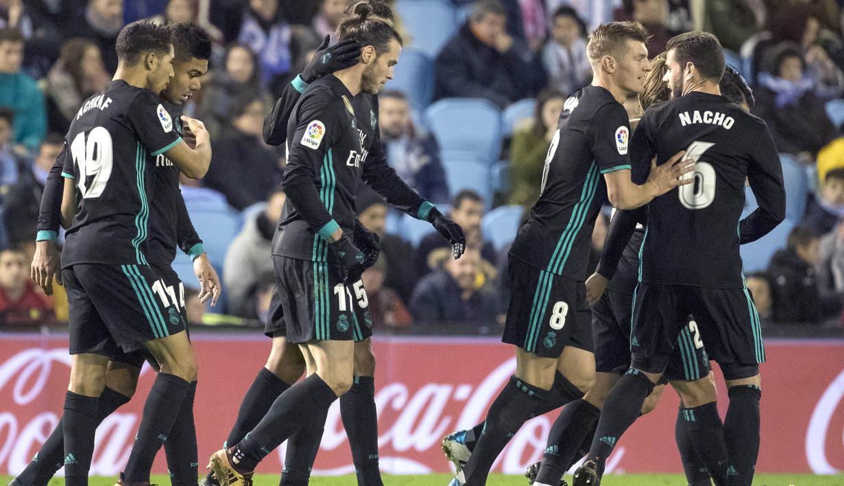 Para pemain Real Madrid merayakan gol yang dicetak Gareth Bale ke gawang Celta Vigo pada laga La Liga Spanyol di Stadion Balaidos, Vigo, Minggu (7/1/2018). Kedua klub bermain imbang 2-2. (AP/Lalo R.Villar)