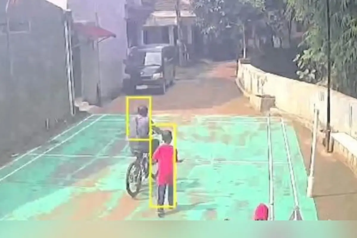 Tersangka pencurian sepeda seorang bocah saat terekam CCTV di kawasan Cilodong, Depok.