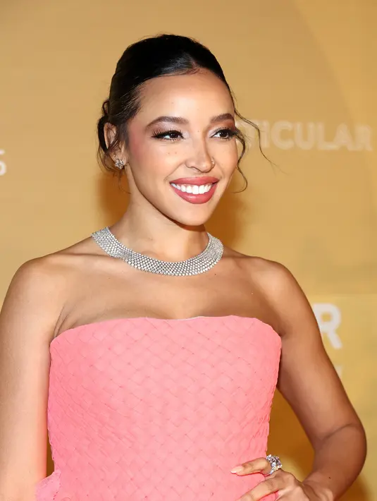 Tinashe berpose sambil tersenyum saat menghadiri amfAR Gala Los Angeles 2022 di Pacific Design Center di West Hollywood, California pada 3 November 2022. Pelantun Throw A Fit tampil di acara bertabur bintang yang membantu mengumpulkan dana untuk program penelitian HIV/AIDS amfAR - bersama dengan Madison Beer dan Aloe Blacc. (Amy Sussman/Getty Images for amfAR/AFP)
