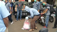 Densus 88 Antiteror Polri geledah rumah terduga teroris Cipayung, Selasa (30/5/2017). (Liputan6.com/Nanda Perdana Putra)