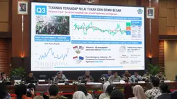Dalam keterangannya saat Konferensi Pers APBN Kita, Menkeu Purbaya Yudhi Sadewa, mengungkap dari sisi pendapatan realisasi pendapatan negara sepanjang 2025 mencapai Rp2.756,3 triliun atau 91,7% dari target APBN. Tampak dalam foto, Menteri Keuangan (Menkeu), Purbaya Yudhi Sadewa (ketiga kanan depan) saat memberi keterangan dalam Konferensi Pers APBN Kita, di Kantor Kementerian Keuangan, Jakarta, Kamis (8/1/2026). (merdeka.com/magang/Rendi Saputra)