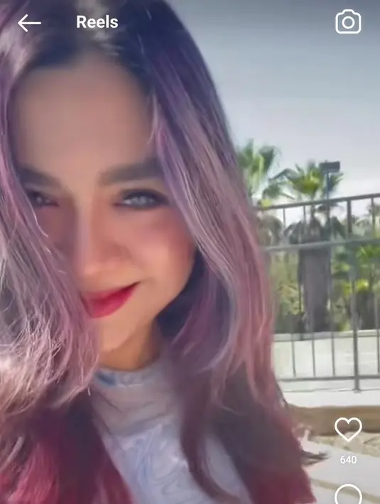 Berasa liat orang lokal LA nggak sih? Rambut Viky Shu diwarnai merah, tampak makin menawan aja. Lipstick merah merona dipilih Vicky Shu saat jalan-jalan.(Instagram.com/vickyshu)