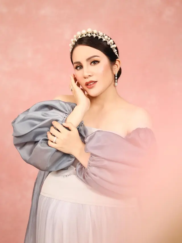 7 Gaya Momo Geisha saat Lakukan Maternity Shoot, Tampil Menawan