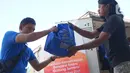 Relawan QNET mendistribusikan bantuan makanan kepada warga terdampak erupsi Gunung Semeru di Kabupaten Lumajang, Jawa Timur (25/12/2021). Bantuan makanan dari QNET melalui RYTHM Foundation juga ditujukan kepada warga yang tidak tertampung di tenda-tenda pengungsian. (Liputan6.com/HO/QNET)