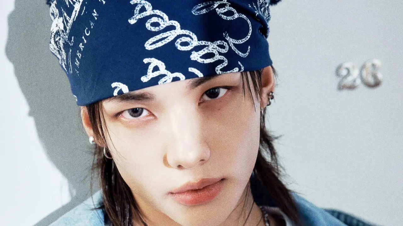 Tampil Ekspresif ala Hyunjin Stray Kids dengan Koleksi Jeans Terbaru dari Guess