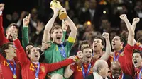 Penjaga gawang Spanyol Iker Casillas (tengah) dkk mengangkat trofi Piala Dunia setelah tampil jadi juara PD 2010 menyusul kemenangan 1-0 atas Belanda di Soccer City, Johannesburg, 11 Juli 2010. AFP PHOTO / JAVIER SORIANO