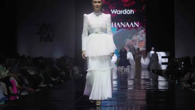 4 Inspirasi Makeup Look yang Bisa Ditiru untuk Tampil Elegan dan Timeless dari Dhini Aminarti hingga Amanda Rawless