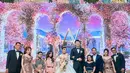 Sedangkan Fadil Jaidi memilih kemeja batik pink dengan motif modern, yang dipadukan dengan celana panjang hitam untuk menciptakan kesan kasual elegan. [@fuji_an].