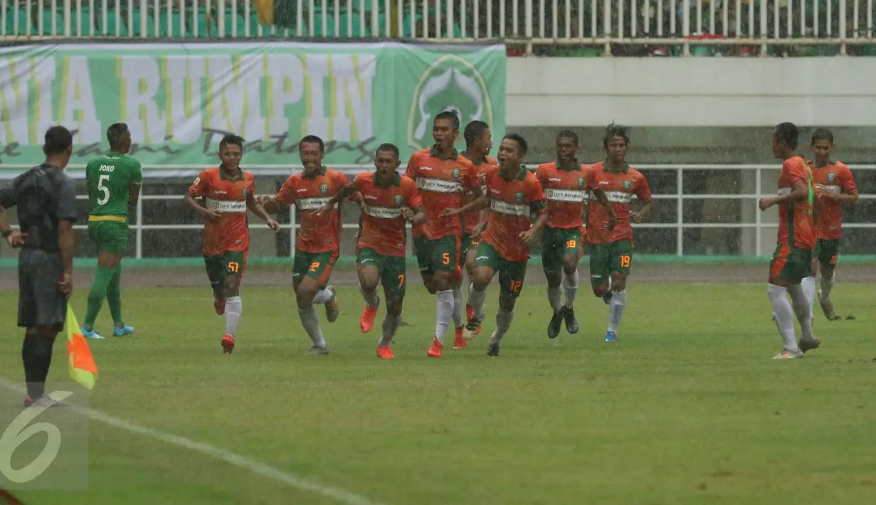 Pemain PS Bengkulu berlari merayakan golnya ke gawang Persikabo dalam laga lanjutan Liga 2 di Stadion Pakansari, kab Bogor, Minggu (23/4). Persikabo kalah 1-4 dari PS Bengkulu. (Liputan6.com/Helmi Fithriansyah)