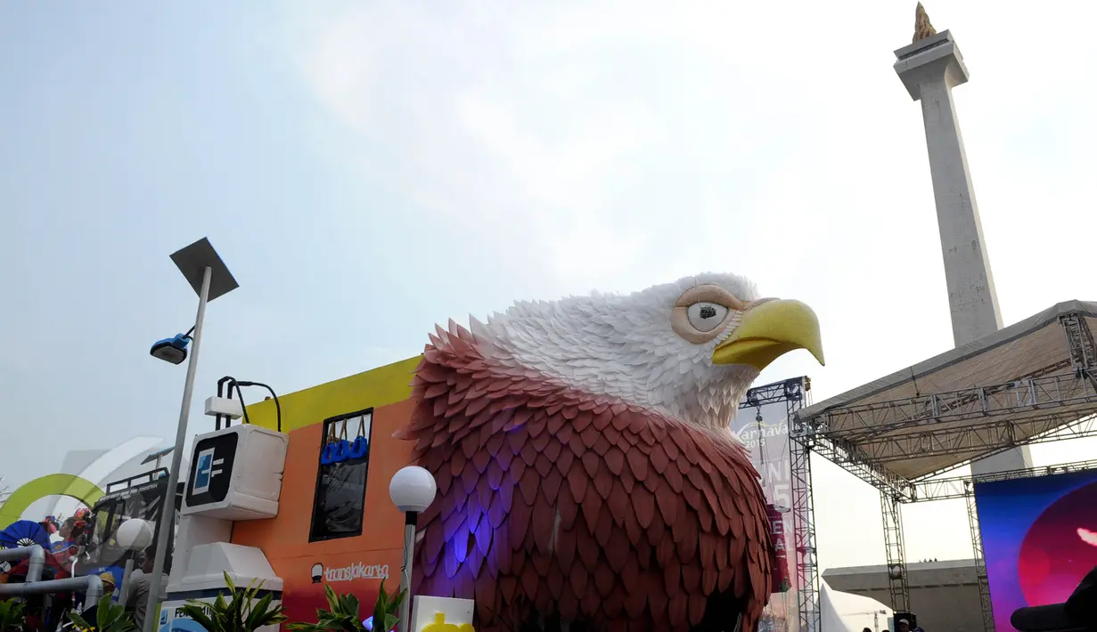 Parade mobil hias melakukan atraksi dalam menyambut HUT Jakarta ke-488 di Monas, Jakarta, Minggu (7/6). Pawai Jakarta Karnaval ini menampilkan 35 komunitas Hobi, 25 kendaraan hias, marching band dan berbagai jenis tarian. (Liputan6.com/Faisal R Syam)