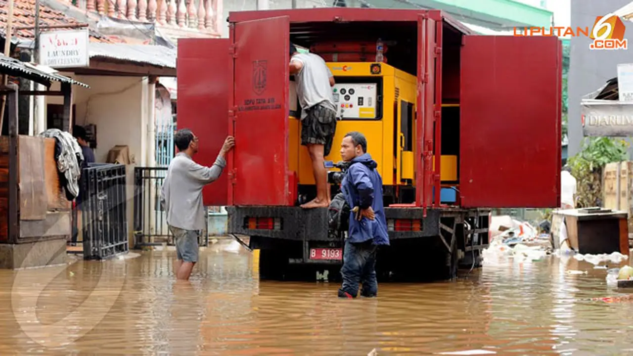 4-banjir-panen-sampah-140123d.jpg