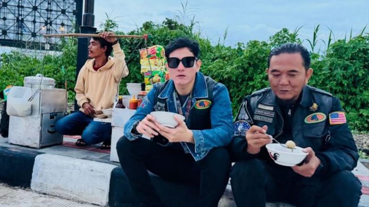 Potret Kesederhanaan Vino G. Bastian Jajan Cuanki (credit: https://www.instagram.com/vinogbastian__/)