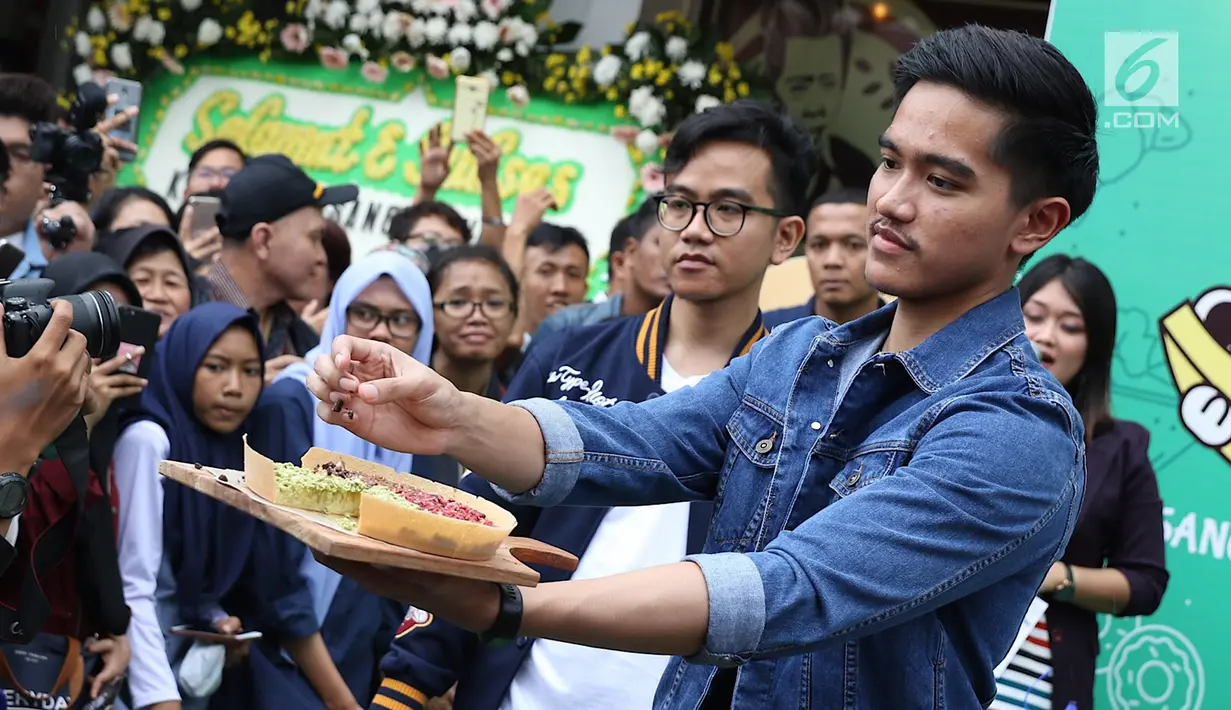 <p>Kaesang Pangarep memberi kuliner Markobar kepada pengunjung saat launching outlet kuliner Sang Pisang dan Markobar di Cikini, Jakarta, Minggu (11/3). Kolaborasi tersebut diharapkan bisa menarik lebih banyak pembeli. (Liputan6.com/Immanuel Antonius)</p>