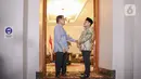 Wakil Presiden Republik Indonesia ke-10 dan ke-12 Jusuf Kalla (JK) berbincang sesaat setelah menyambut kedatangan Ketua Umum PKB Muhaimin Iskandar  di kediamannya di Jalan Brawijaya Raya No.6 Jakarta Selatan, Sabtu (6/5/2023). (Liputan6.com/Faizal Fanani)