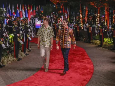 Perdana Menteri Kanada Justin Trudeau (kanan) putranya Xavier tiba untuk menghadiri Gala Dinner KTT ke-43 ASEAN di Hutan Kota GBK, Jakarta, Rabu (6/9/2023). (Mast Irham/Pool Photo via AP)