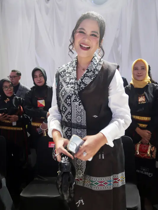 Unggahan Kahiyang sontak mencuri atensi warganet, banyak yang menyebut paras keduanya mirip bak kakak-adik kandung.  [Fimela/Bambang E. Ros]