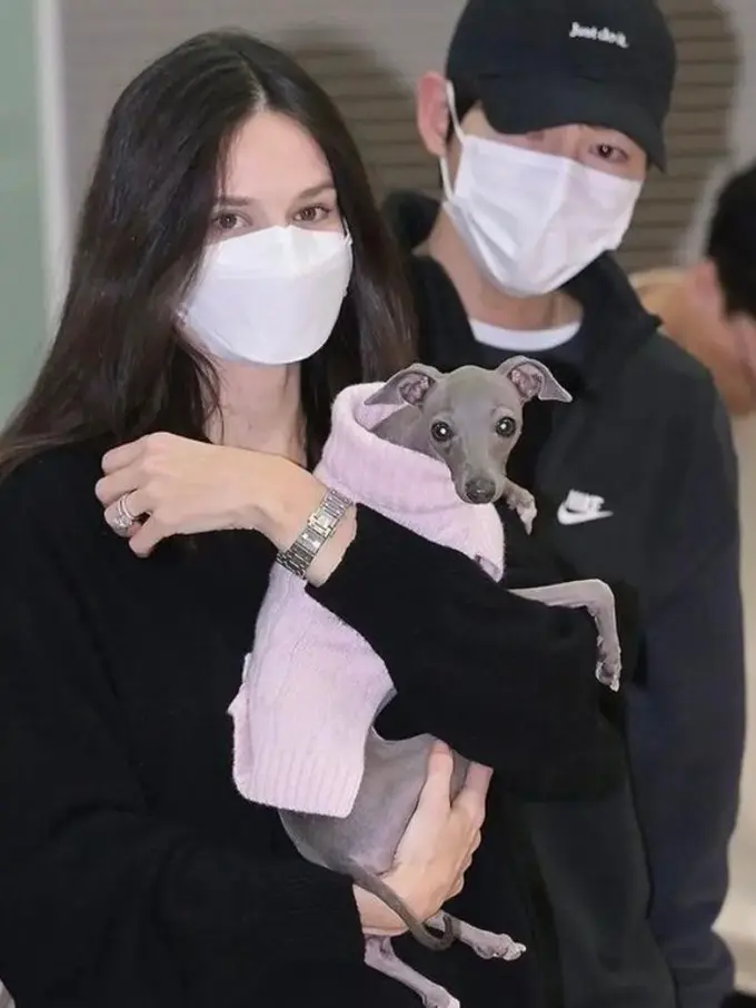 Tampilan Perdana Song Joong Ki dan Katy Louise di Depan Publik Setelah Menikah, Kompak Serba Hitam