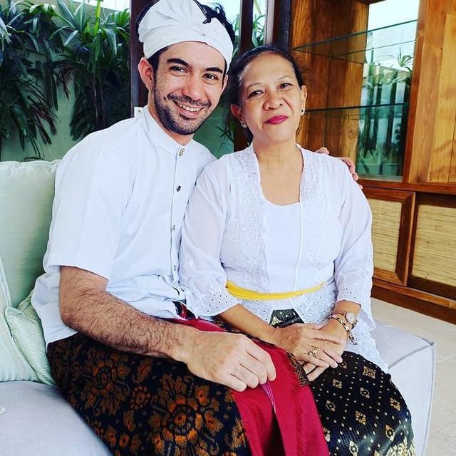 Punya Villa Baru di Bali, Ini 7 Momen Reza Rahadian Jalani Upacara Melaspas